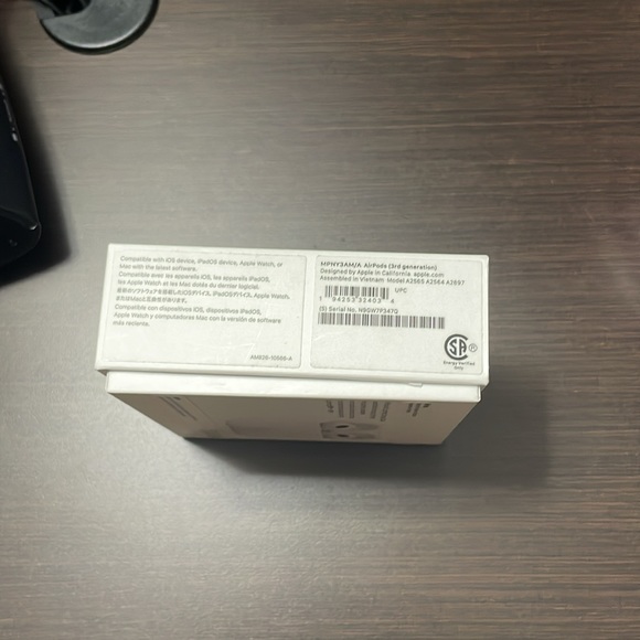 Apple AirPods Pro 2nd generation w/ charging case - Picture 5 of 6